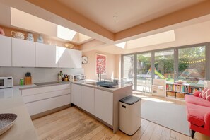 Kjøleskap, mikrobølgeovn, ovn og oppvaskmaskin