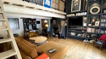 Smart-tv, een open haard, een dvd-speler en tafelvoetbal