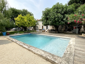 Piscine sécurisée 10x4 m
et jardin