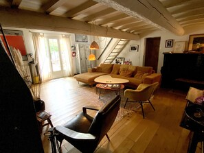 TV connectée, cheminée, lecteur de DVD, baby-foot