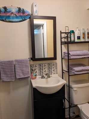 Sèche-cheveux, serviettes fournies, savon, shampoing