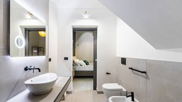 Asciugacapelli, asciugamani, sapone, carta igienica