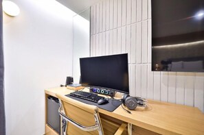 Forest Ceragem (1PC, Mobile Tub, Air Dresser, 65-inch Smart TV, Air Purifier, Netflix) | 羽毛の掛け布団、低反発ベッド、デスク、ノートパソコン用作業スペース