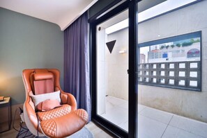 Terrace Sauna Ceragem (1PC, Bathtub, Air Dresser, 65-inch Smart TV, Air Purifier, Netflix) | 羽毛の掛け布団、低反発ベッド、デスク、ノートパソコン用作業スペース