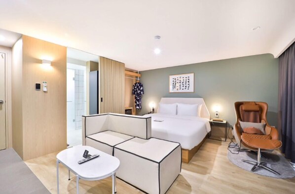 Terrace Sauna Ceragem (1PC, Bathtub, Air Dresser, 65-inch Smart TV, Air Purifier, Netflix) | Down duvets, memory-foam beds, desk, laptop workspace