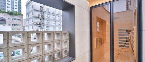 테라스 사우나 세라젬 (1PC, 욕조, 에어드레서, 65in 스마트 TV, 공기청정기, 넷플릭스) | 오리/거위털 이불, 메모리폼 침대, 책상, 노트북 작업 공간