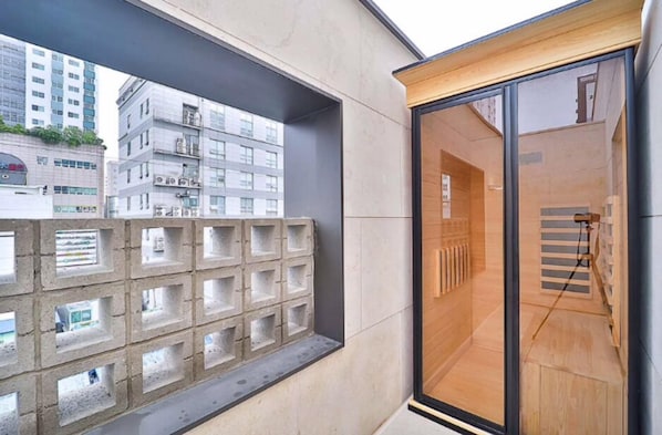 Terrace Sauna Ceragem (1PC, Bathtub, Air Dresser, 65-inch Smart TV, Air Purifier, Netflix) | 羽毛の掛け布団、低反発ベッド、デスク、ノートパソコン用作業スペース