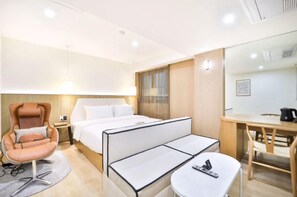 Premium Hinoki (Ceragem, Air Dresser, 65-inch Smart TV, Air Purifier, Netflix) | 羽毛の掛け布団、低反発ベッド、デスク、ノートパソコン用作業スペース