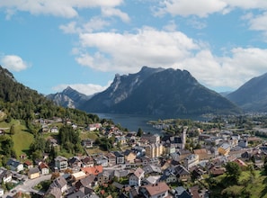 Eine Stadt mit einem See, umgeben von Bergen.