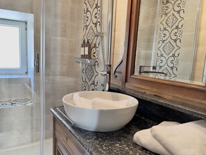 Shower, pengering rambut, sandal, dan handuk