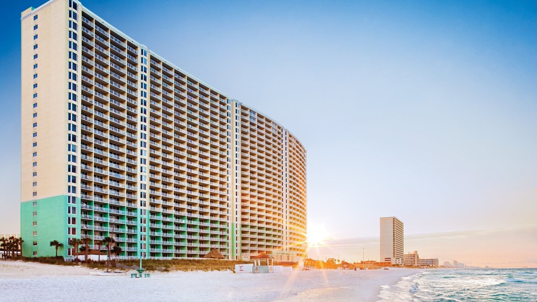 Plage, chaises longues, serviettes de plage