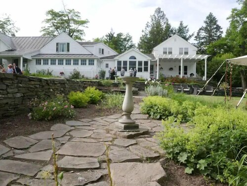Hickory Hill House: a country retreat, lovely gardens, trails, boats & tennis.