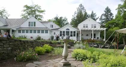 Hickory Hill House: a country retreat, lovely gardens, trails, boats & tennis.