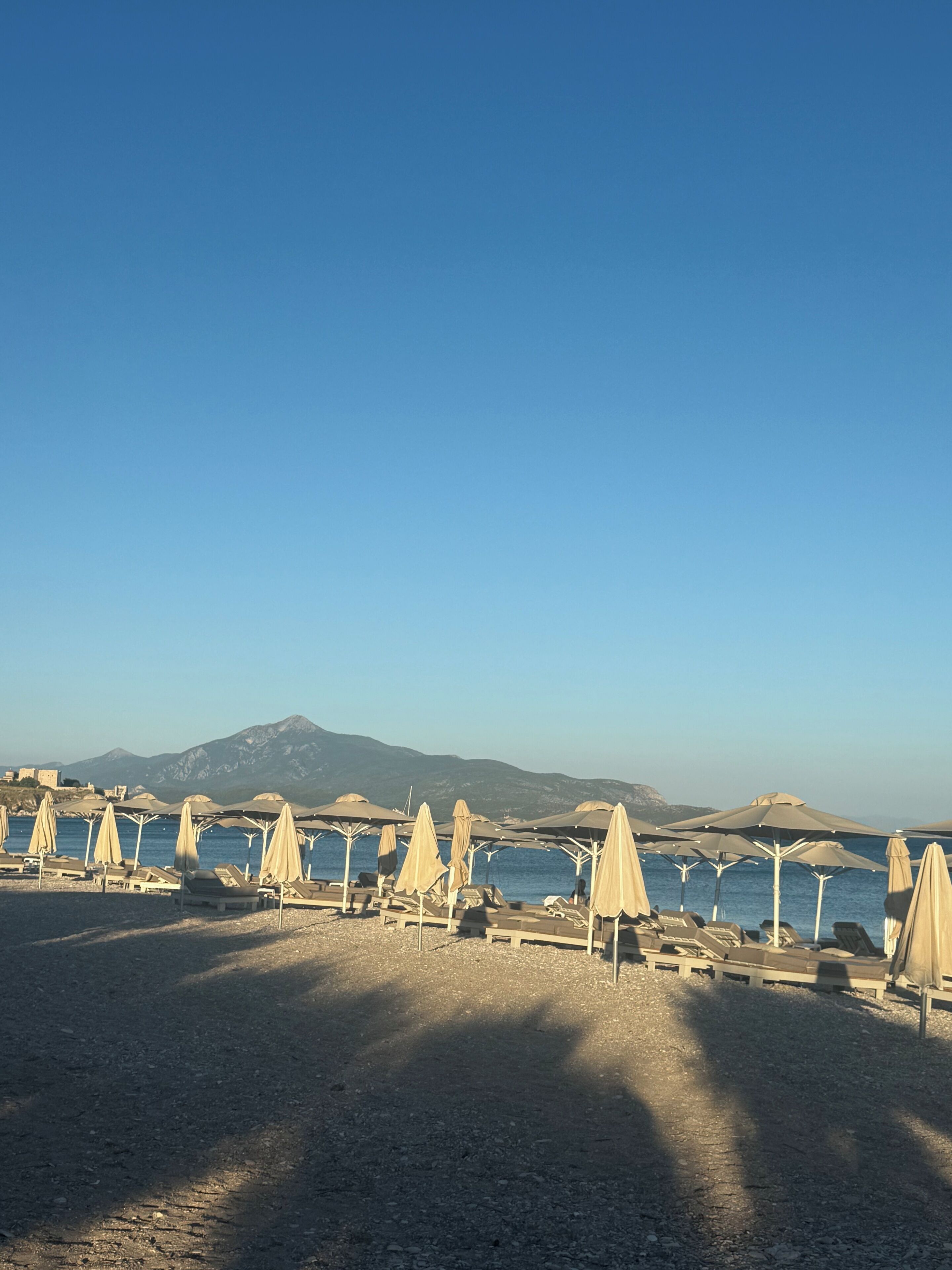 Beach nearby, sun loungers, beach towels
