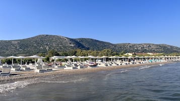 Beach nearby, sun-loungers, beach towels