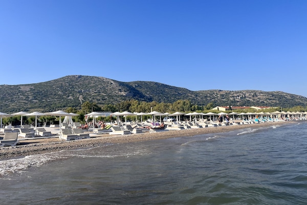 Una spiaggia nelle vicinanze, lettini da mare, teli da spiaggia