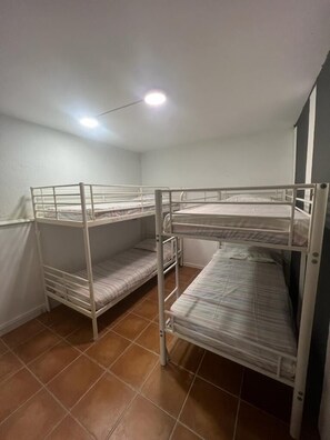 Dormitori compartit bàsic | Roba de llit hipoal·lergògena, wifi gratuïta i roba de llit 