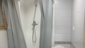 Basic Shared Dormitory | Bathroom | Shower, towels, soap, shampoo - Hostel Sun Set (Madrid)