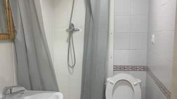 Dormitorio compartido básico | Baño | Regadera, toallas, jabón, shampoo