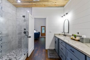 Douche, sĂšche-cheveux, serviettes fournies, savon
