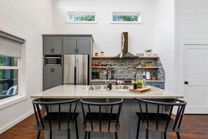 雪櫃、微波爐、焗爐、爐具