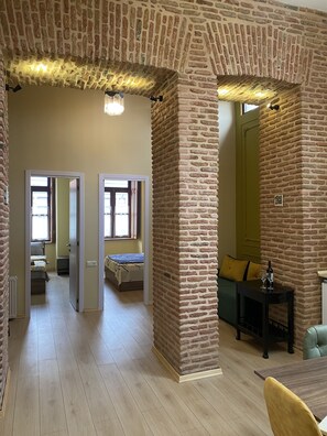 Luxury Apartment, 2 Bedrooms (Historic Building) | Ruang tamu | 42 cm televisyen skrin rata dengan satelit, TV