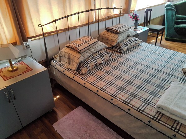 2 bedrooms, Egyptian cotton sheets, premium bedding, down duvets