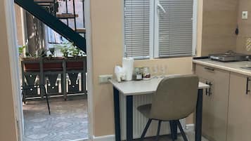 Economy Double Room | Dapur peribadi | Peti sejuk, ketuhar gelombang mikro, dapur, cerek elektrik