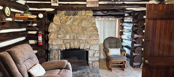Step Back in Time—Stay in 1930s Log Cabins Near Ohiopyle Cabin 2