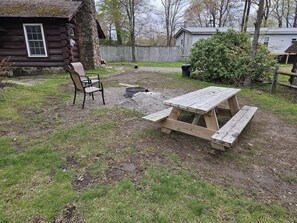 Outdoor dining - Rustic Laurel Highlands Cabins Built in the 1930s. Cabin 8 (Markleysburg)