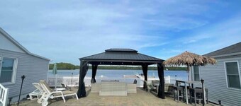 Quaint Direct Waterfront Home-Gardner Lake CT
