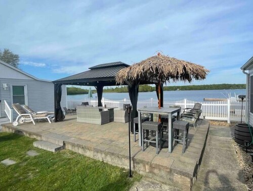 Quaint Direct Waterfront Home-Gardner Lake CT