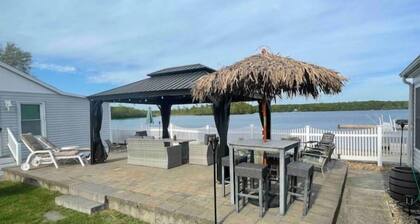 Quaint Direct Waterfront Home-Gardner Lake CT