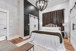 3 dormitoris, planxa i posts de planxar i un bressol de viatge 