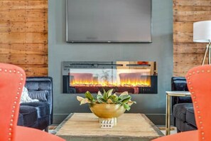 Interior - Poppy & Rye House: one block from the Silos (Waco)