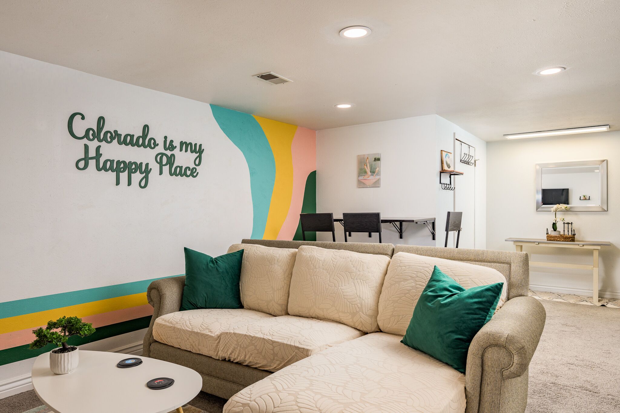 智能电视、办公室、电脑显示器