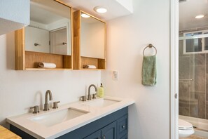 Shower, hair dryer, bidet, towels - What the Funk! ~ 15mins to City & Foothills ~ Fenced Backyard ~ 2 Kitchens!
 (Arvada)