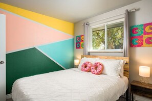 5 habitaciones, escritorio y tabla de planchar con plancha 