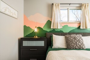 5 habitaciones, escritorio y tabla de planchar con plancha 