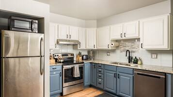 冰箱、微波炉、烤箱、炉灶