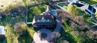 Private, Peaceful, safe detached  Apartment located in the Country.