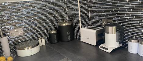 Departamento | Cocina privada | Refrigerador, microondas, horno y parrilla de estufa
