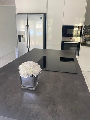 Refrigerador, microondas, horno, placa de cocina