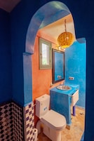 Habitación Confort doble | Baño | Artículos de higiene personal gratuitos y secador de pelo