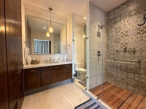 Departamento Deluxe | Baño | Regadera y toallas 