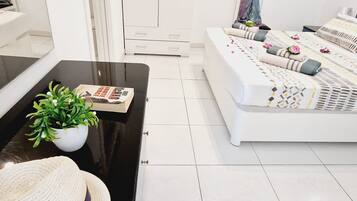 2 bedrooms, internet, bed sheets