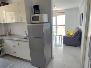 Fridge, microwave, oven, coffee/tea maker