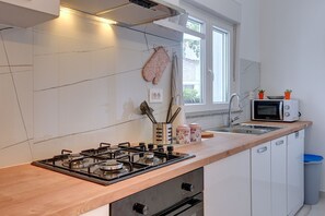 Réfrigérateur, micro-ondes, plaque de cuisson, lave-vaisselle