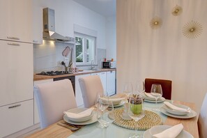 Dining - Flat with large garden, play area (Liznjan)