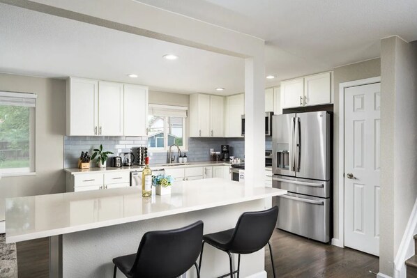 Geladeira, micro-ondas, fogão, cooktop